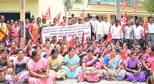 ಮಂಡ್ಯ: ​ಕರ್ನಾಟಕ ಕಾರ್ಮಿಕ ಸಮ್ಮೇಳನಕ್ಕೆ ಒತ್ತಾಯಿಸಿ ಧರಣಿ